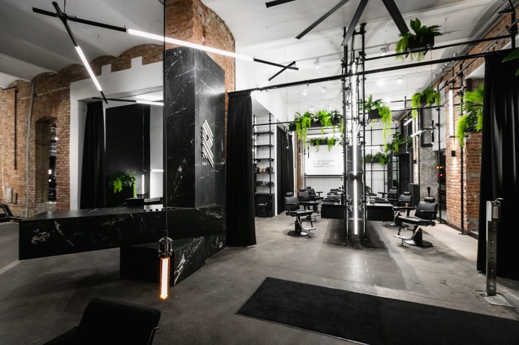 Minimalistisches Design mit schwarzem Marmor im Wiener Tattoostudio