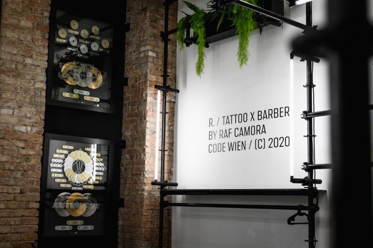 Exklusives Studio-Interior in Schwarz – Tattoo-Kunst trifft Luxus