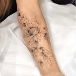Ein florales Fine Line Blumentattoo für Frauen