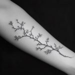 Ein florales Fine Line Blumentattoo für Frauen