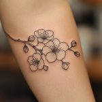 Ein florales Fine Line Blumentattoo für Frauen