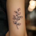 Ein florales Fine Line Blumentattoo für Frauen