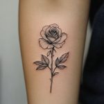 Ein florales Fine Line Blumentattoo für Frauen
