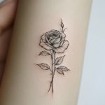 Ein florales Fine Line Blumentattoo für Frauen