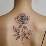 Ein florales Fine Line Blumentattoo für Frauen