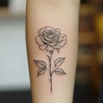 Ein florales Fine Line Blumentattoo für Frauen