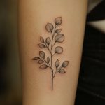 Ein florales Fine Line Blumentattoo für Frauen