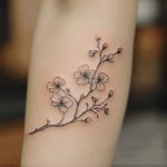Ein florales Fine Line Blumentattoo für Frauen