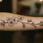 Ein florales Fine Line Blumentattoo für Frauen