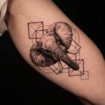 ein mikrorealistisches Tattoo mit geometrischen Elementen