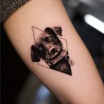 ein mikrorealistisches Tattoo mit geometrischen Elementen