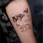 ein mikrorealistisches Tattoo mit geometrischen Elementen