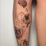 ein mikrorealistisches Tattoo mit geometrischen Elementen