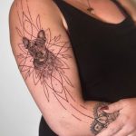 ein mikrorealistisches Tattoo mit geometrischen Elementen