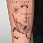 ein mikrorealistisches Tattoo mit geometrischen Elementen