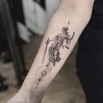 ein mikrorealistisches Tattoo mit geometrischen Elementen