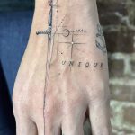 ein mikrorealistisches Tattoo mit geometrischen Elementen