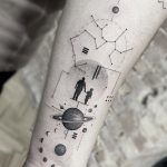 ein mikrorealistisches Tattoo mit geometrischen Elementen