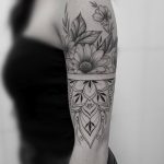 ein mikrorealistisches Tattoo mit geometrischen Elementen