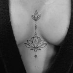 ein mikrorealistisches Tattoo mit geometrischen Elementen