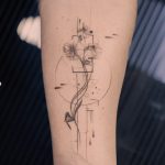 ein mikrorealistisches Tattoo mit geometrischen Elementen