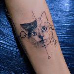 ein mikrorealistisches Tattoo mit geometrischen Elementen