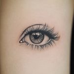 ein mikrorealistisches Tattoo von einem Auge
