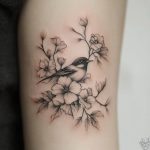 ein mikrorealistisches Tattoo von einem Vogel