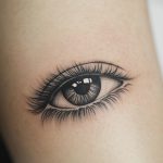 ein mikrorealistisches Tattoo von einem Auge