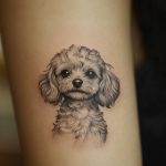 ein mikrorealistisches Tattoo von einem Hund