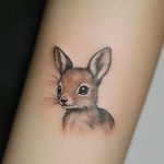 ein mikrorealistisches Tattoo von einem Reh