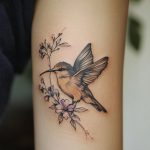 ein mikrorealistisches Tattoo von einem Vogel
