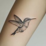 ein mikrorealistisches Tattoo von einem Vogel