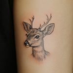ein mikrorealistisches Tattoo von einem Reh