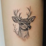 ein mikrorealistisches Tattoo von einem Reh