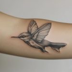 ein mikrorealistisches Tattoo von einem Vogel