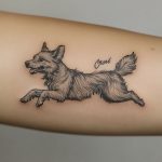 ein mikrorealistisches Tattoo von einem Hund