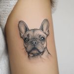 ein mikrorealistisches Tattoo von einem Hund