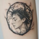 ein mikrorealistisches Tattoo von einem Gesicht