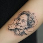 ein mikrorealistisches Tattoo von einem Gesicht