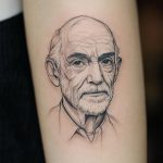 ein mikrorealistisches Tattoo von einem Gesicht
