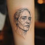 ein mikrorealistisches Tattoo von einem Gesicht