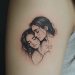 ein mikrorealistisches Tattoo von einem Gesicht