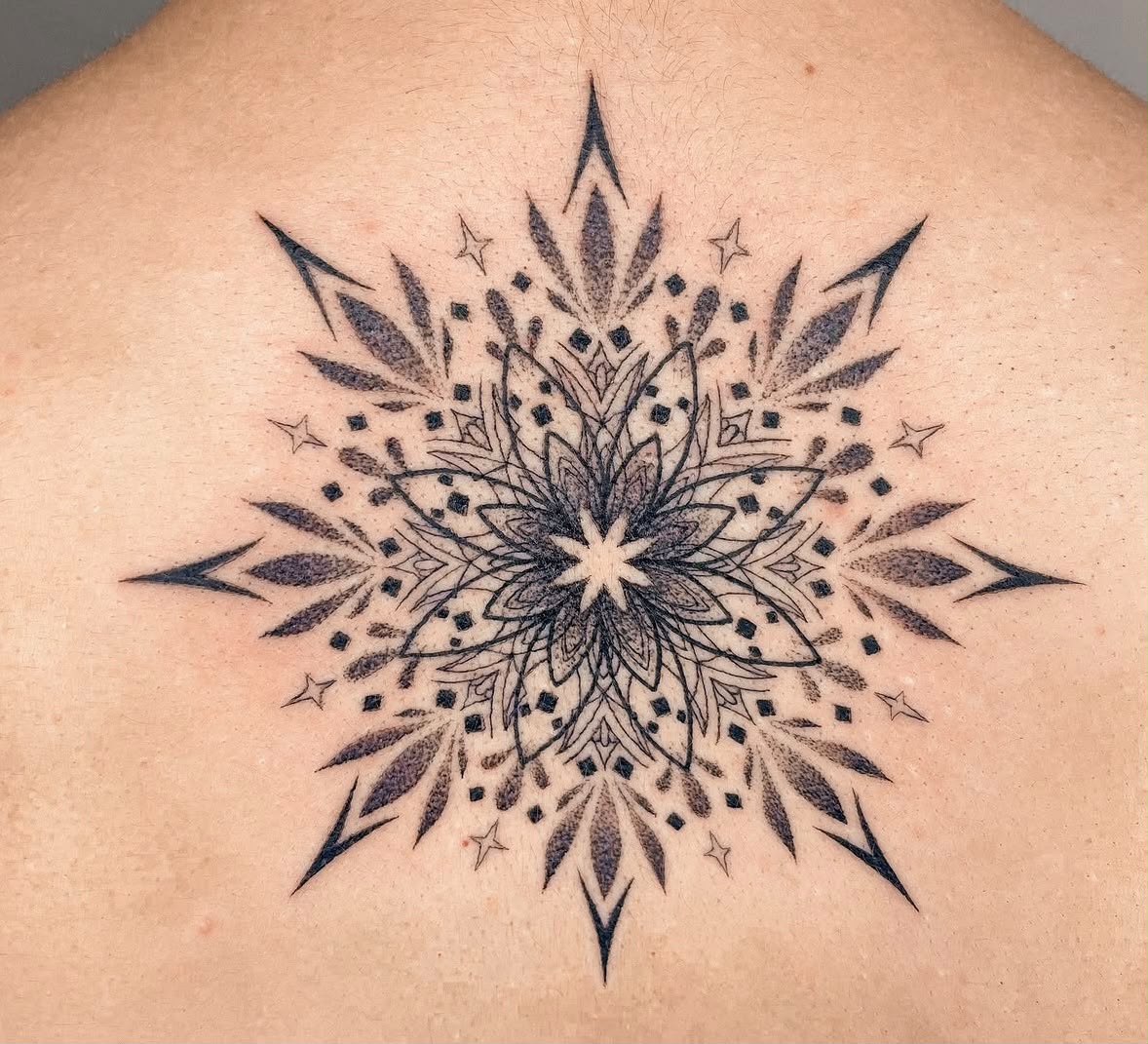 Ornamental Tattoo – Mandala-Motiv am Rücken