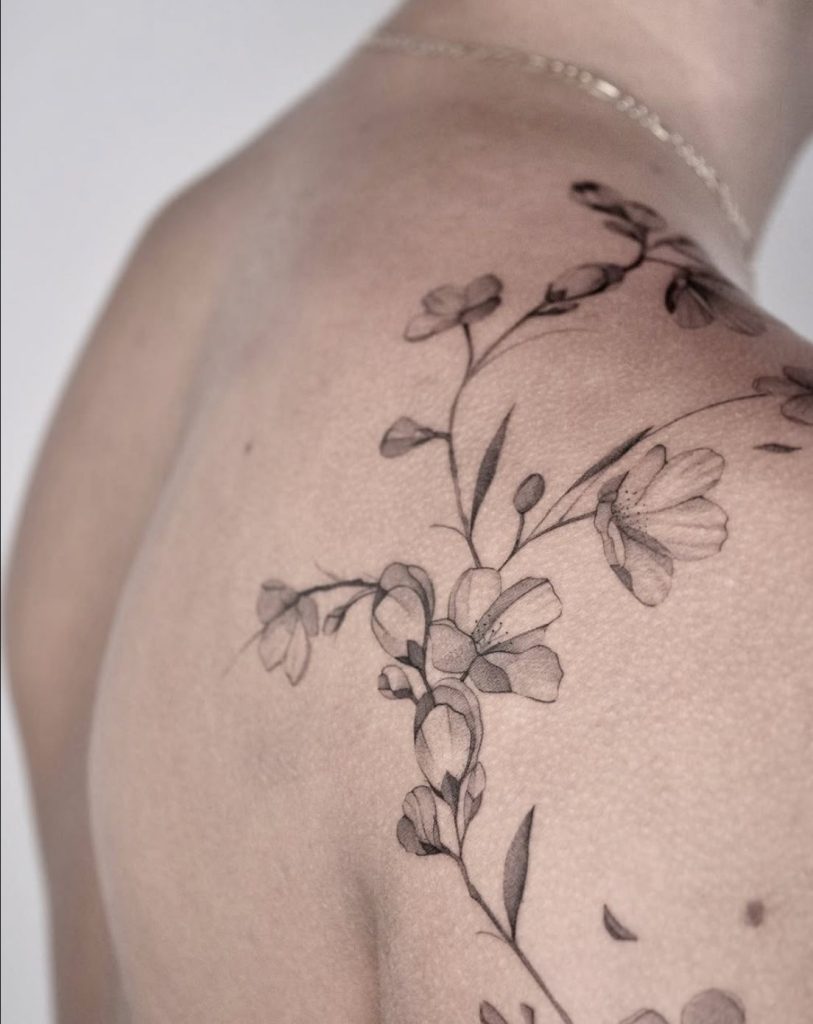Floral Tattoo: Blütenranke
