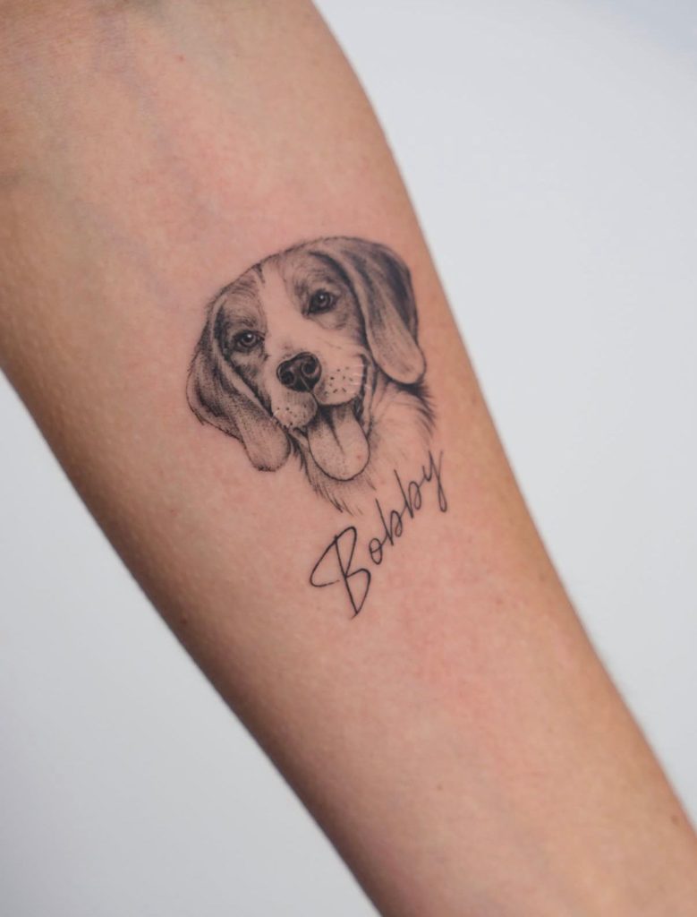 Mikrorealismus Tattoo: Beagle-Porträt im Kleinformat
