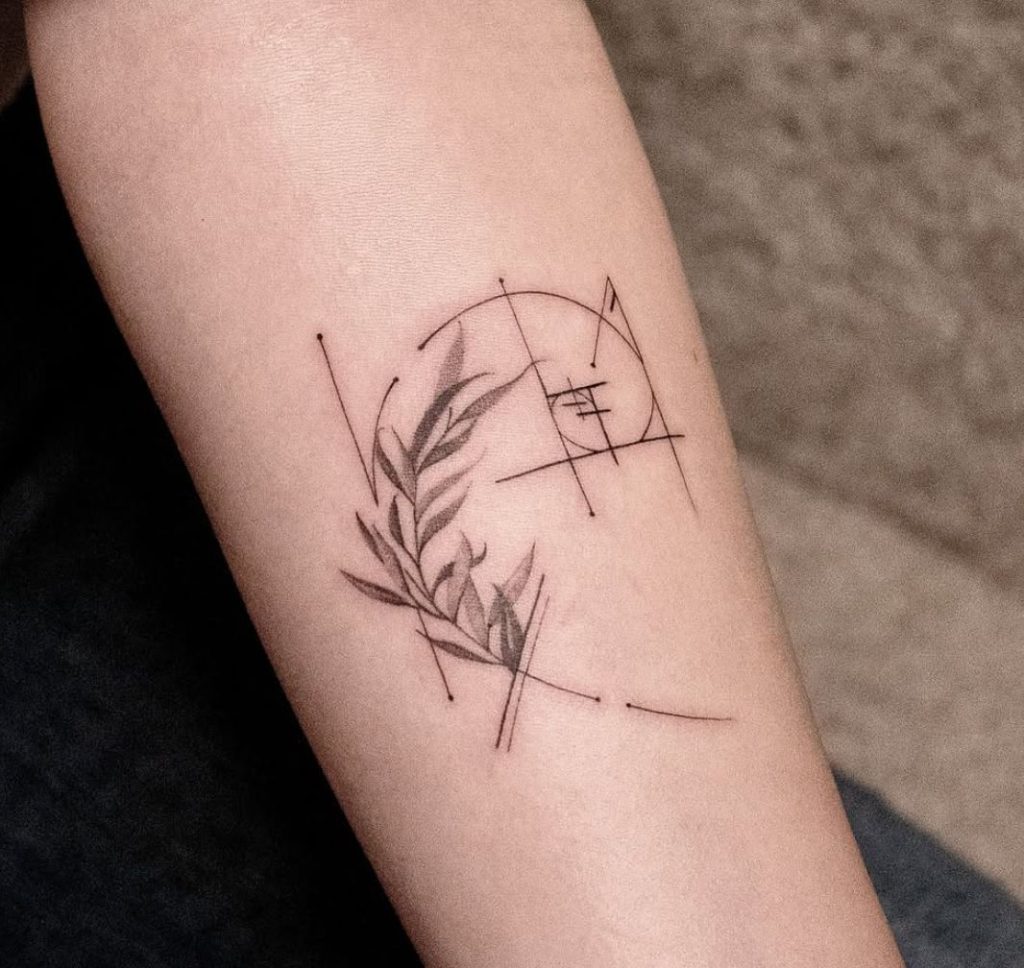 Fineline Tattoo: botanisches Motiv mit geometrischen Elementen