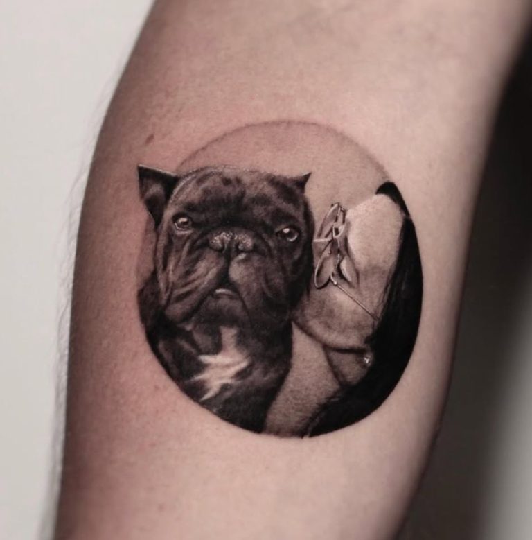 Mikrorealismus Tattoo Wien: fotorealistische Bulldogge im Kleinformat