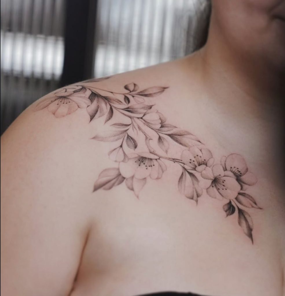 Florales Tattoo: Kirschblüten an der Schulter