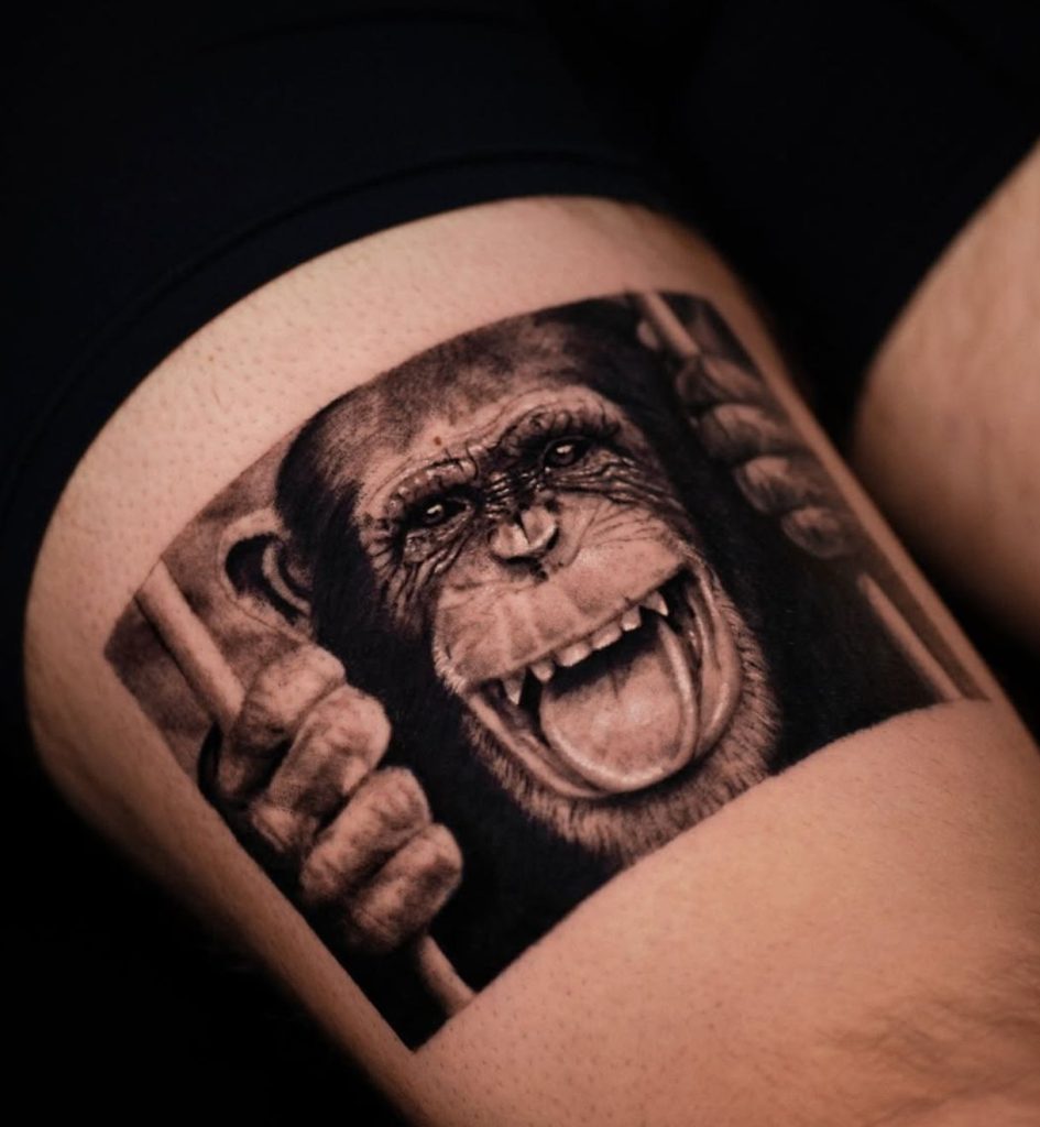 Realismus Tattoo: fotorealistischer Schimpanse